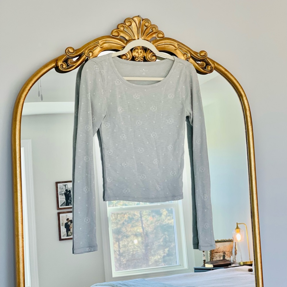 Juniors' Long Sleeve Ribbed Scoop Neck T-Shirt